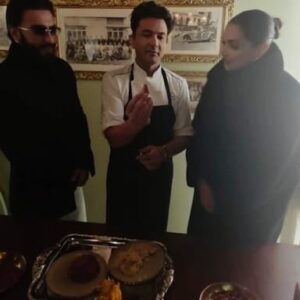 4ds0e2nc_ranveer-and-deepika-at-bungalow_625x300_31_December_25